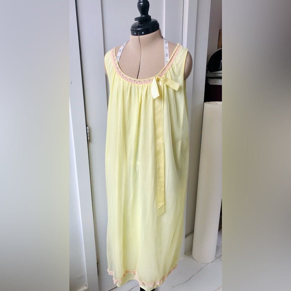 Vintage Pale Yellow Sleeveless Nylon Nightgown with Bow
